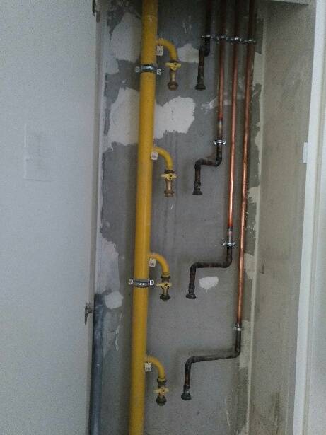 Installation arrivée de gaz posées par GRDF dans un immeuble à Marseille